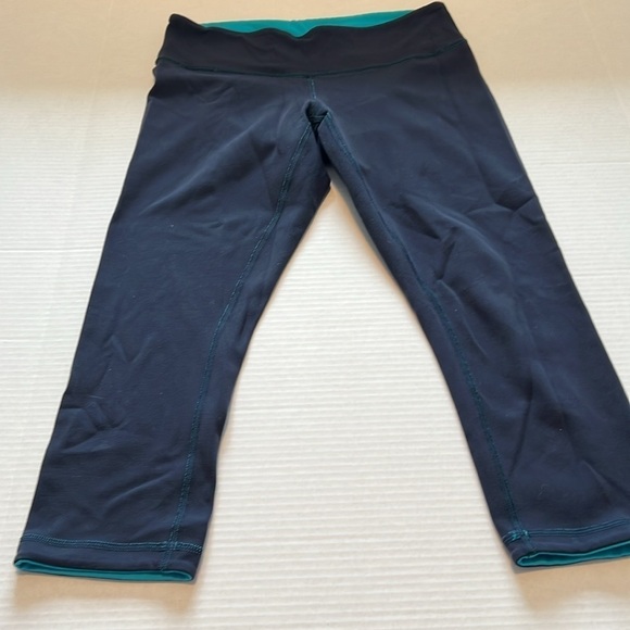 Reversible Lululemon 28 lenght leggings - Picture 2 of 8